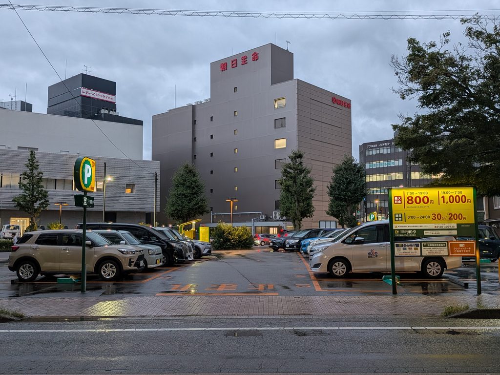 魚蔵 富山駅前店前面駐車場